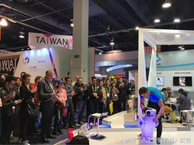 会踢足球的机器人,有攻击力会跳舞的机器人