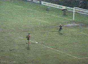 足球搞笑图片2017,足球搞笑乌龙球gif