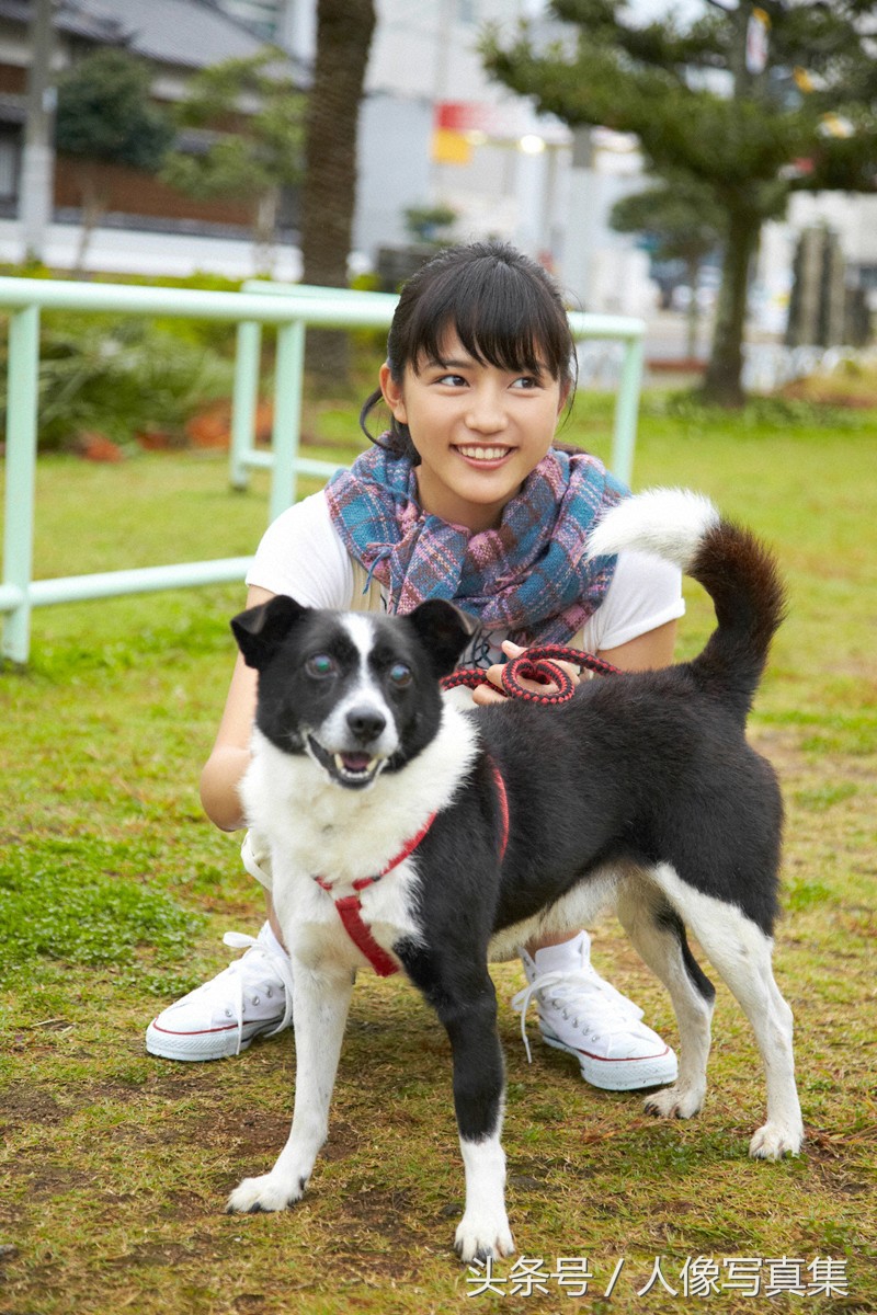 日本模特川口春奈的家中摄影人像写真集
