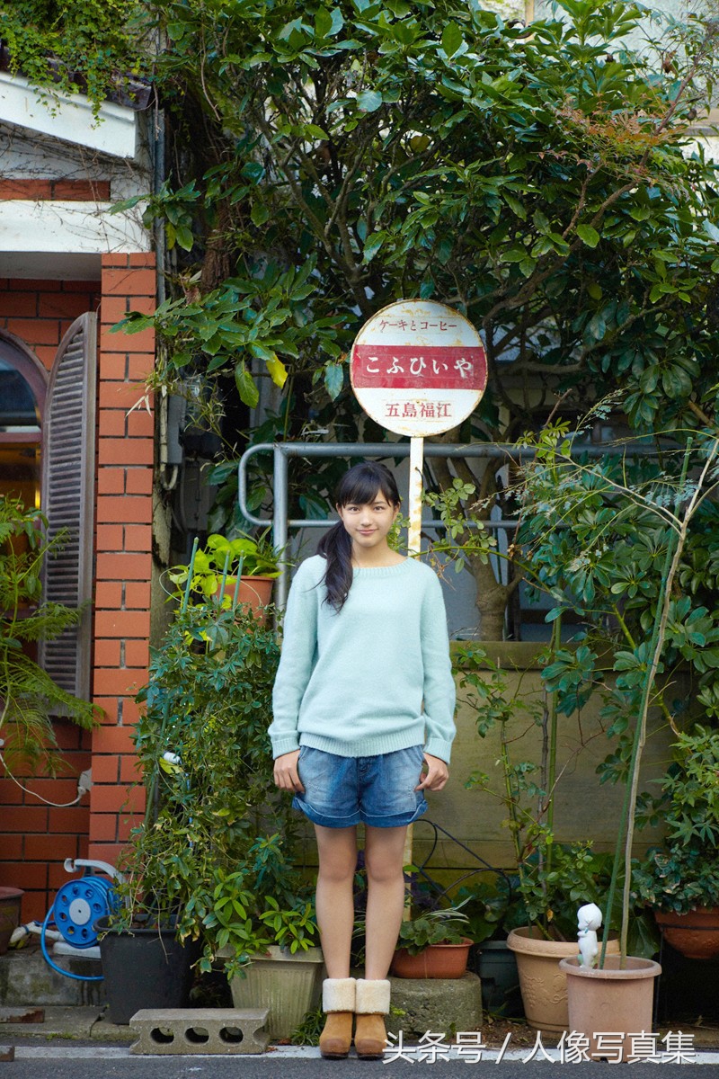 日本模特川口春奈的家中摄影人像写真集