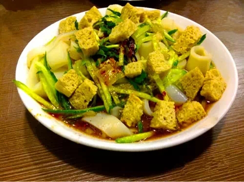 卖凉面月入一万一个人做得过来么,阿姨卖饼一天赚2000