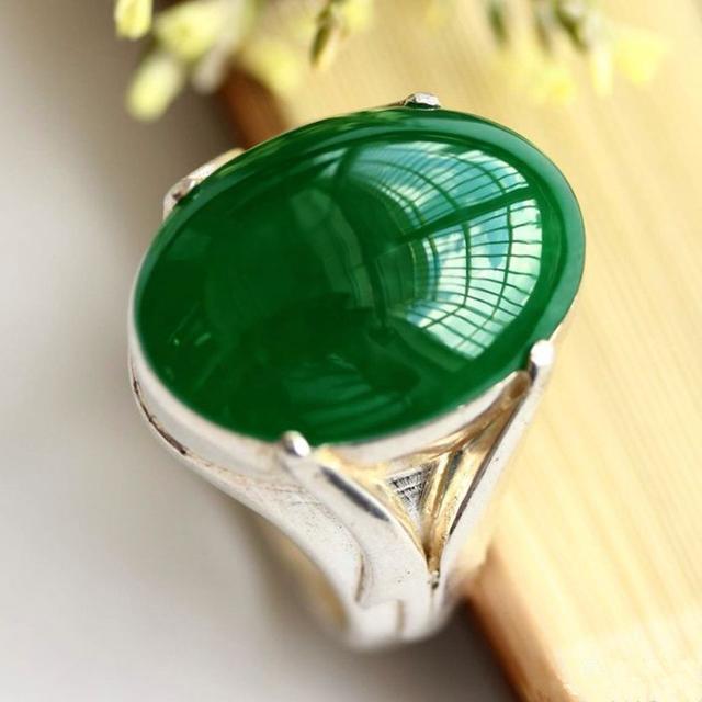 最好的翡翠是哪种玉,人养玉三年玉养人一生出自哪里