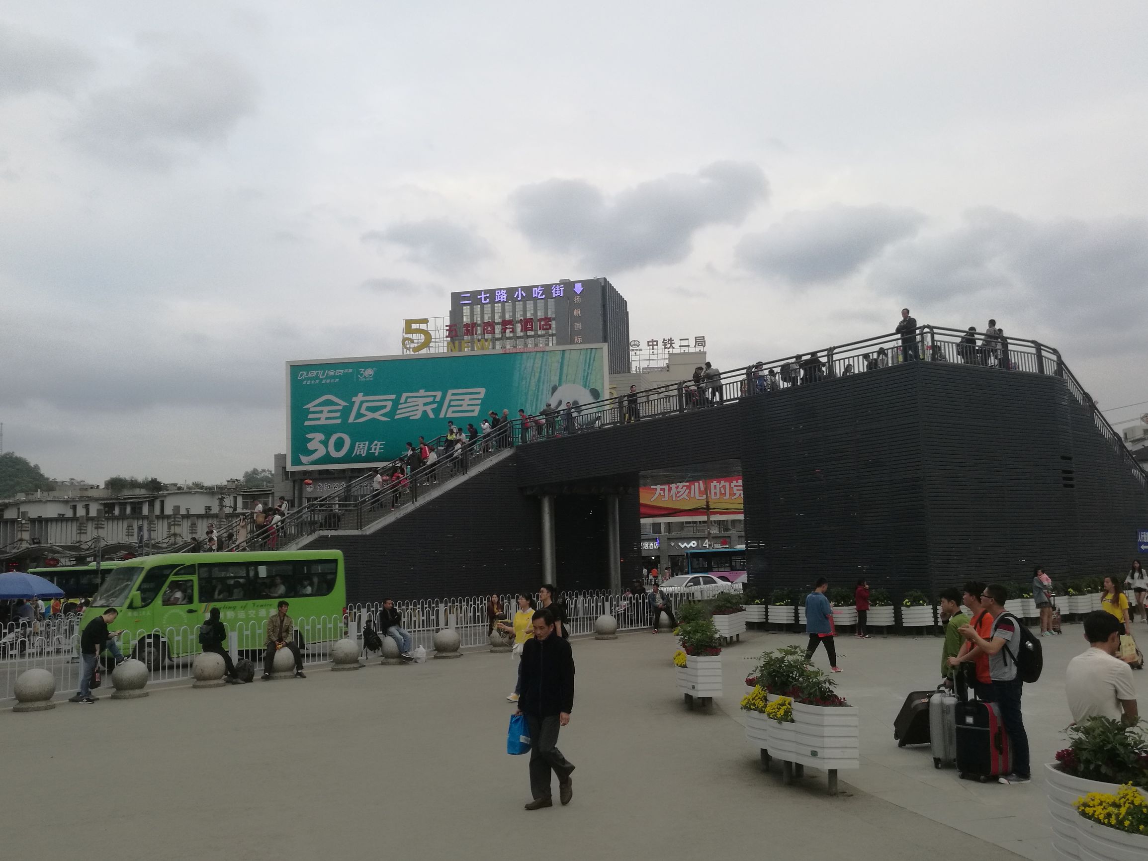 一切都是最平淡最好的遇见丨踯躅在贵阳火车站附近