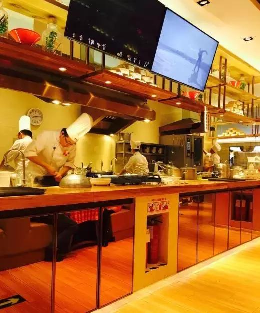 各位旅客,前方到站昆城广场,请注意装满钱包,装满钱包!