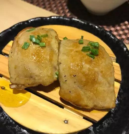 各位旅客,前方到站昆城广场,请注意装满钱包,装满钱包!