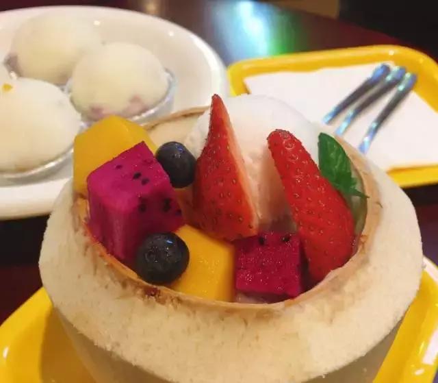 各位旅客,前方到站昆城广场,请注意装满钱包,装满钱包!