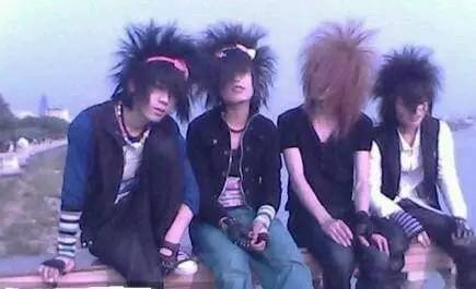 刷榜单、发广告,杀马特除了颓废,还有着自己的商业版图