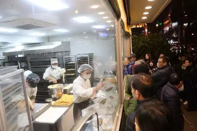 网红小吃的真实感受 (网红美食的魅力就是要排队)