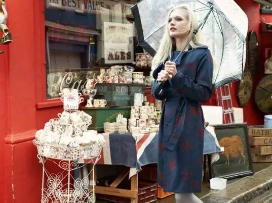 一出门就撞包，不如一个有故事的包包