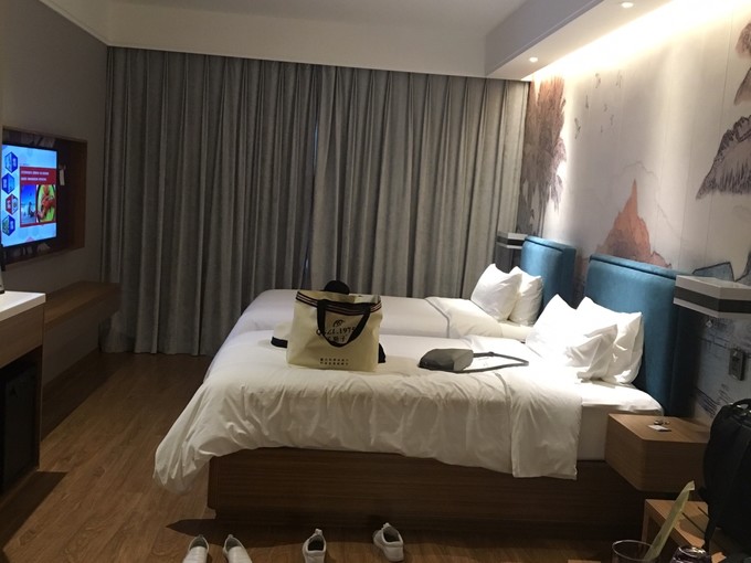 两个快乐的小阿妹神游三亚