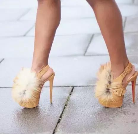 4000块的塑料拖鞋，1万7的民工编织袋包包，觉得丑还买不起