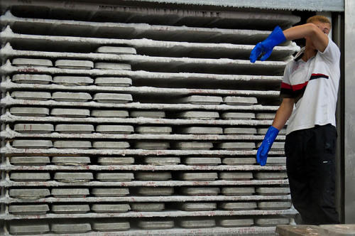 带你探寻顶级鱼子酱的加工流程,顶级鱼子酱加工过程