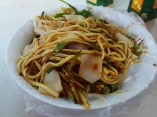 卖凉面月入一万一个人做得过来么,阿姨卖饼一天赚2000