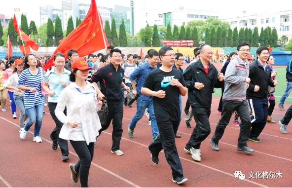 市文体广电局举行“校园足球”捐助仪式