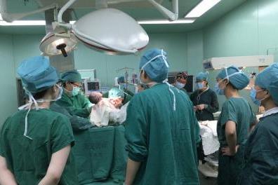 孕妇家属坚持不让剖腹导致胎死腹中，这个责任应该是医院背么？