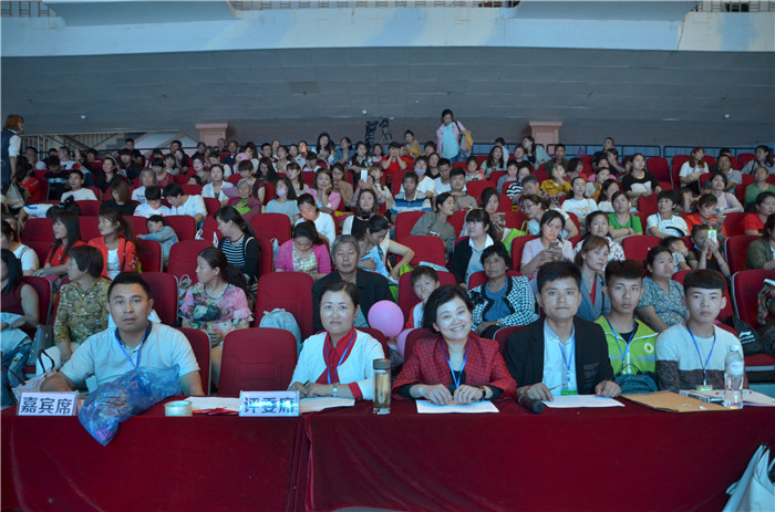 阜阳电视台演播大厅来了一群可爱的公益小天使