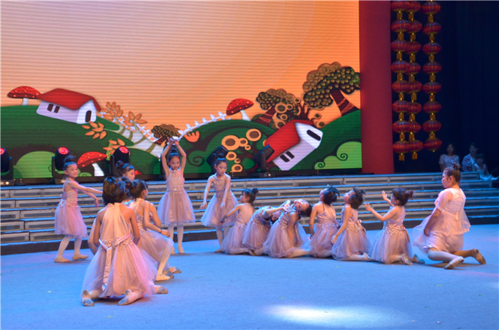 阜阳电视台演播大厅来了一群可爱的公益小天使