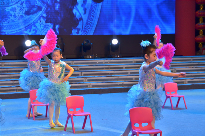 阜阳电视台演播大厅来了一群可爱的公益小天使