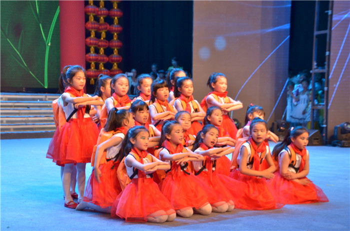 阜阳电视台演播大厅来了一群可爱的公益小天使