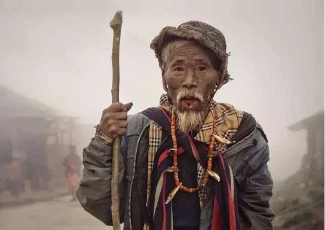 故事：打碎财神爷的塑身，获得意外横财，老了却无儿无女成了乞丐