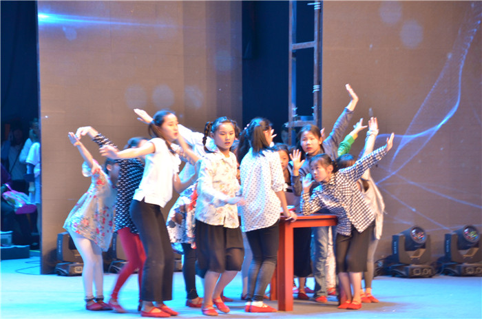 阜阳电视台演播大厅来了一群可爱的公益小天使