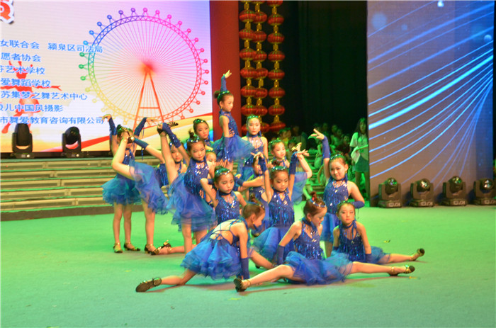 阜阳电视台演播大厅来了一群可爱的公益小天使