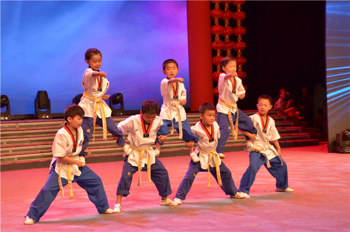 阜阳电视台演播大厅来了一群可爱的公益小天使