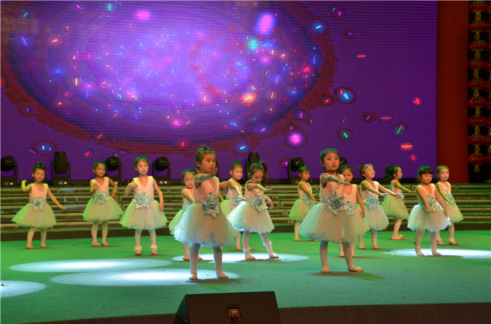 阜阳电视台演播大厅来了一群可爱的公益小天使