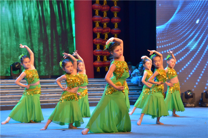 阜阳电视台演播大厅来了一群可爱的公益小天使