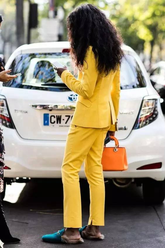 樱草黄色明亮显白又高级,樱草黄如何配色