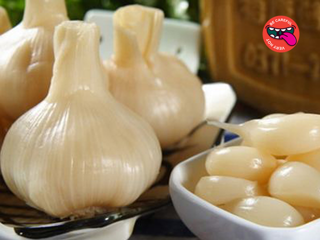 腌甜蒜用味极鲜吗,酸甜爽脆一口下去嘎嘣脆的腌糖蒜