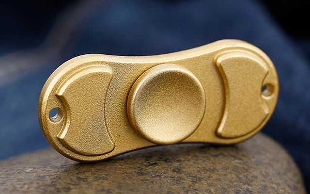 十个孩子八个玩，指尖陀螺为什么这么火？