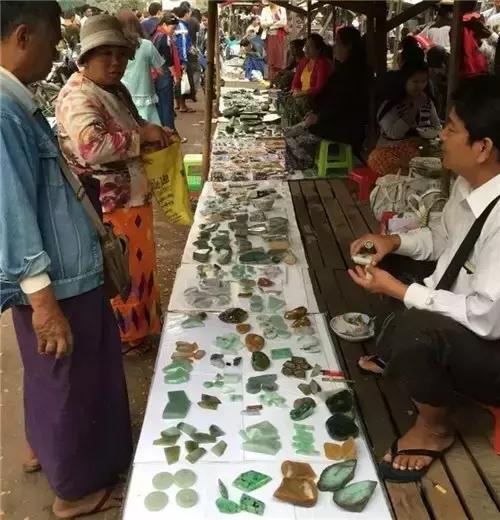 国内一克上万的翡翠，在缅甸像菜市场一样，露天摆摊卖