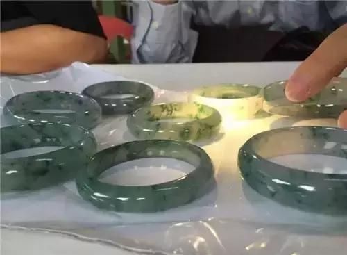 国内一克上万的翡翠，在缅甸像菜市场一样，露天摆摊卖