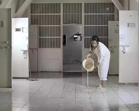 80后女同摄影师深入“诊所”，再现野蛮残暴的性倾向治疗