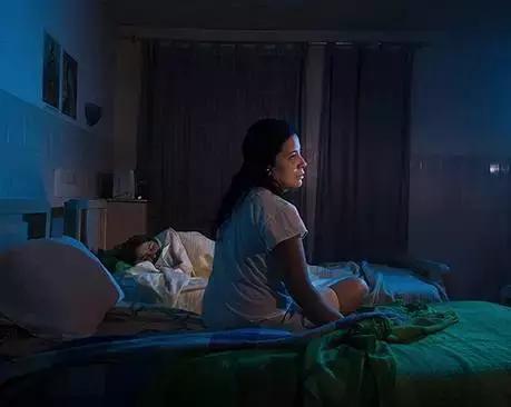 80后女同摄影师深入“诊所”，再现野蛮残暴的性倾向治疗