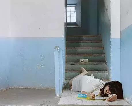 80后女同摄影师深入“诊所”，再现野蛮残暴的性倾向治疗