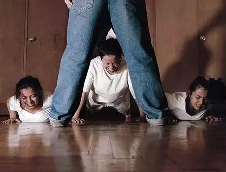 80后女同摄影师深入“诊所”，再现野蛮残暴的性倾向治疗