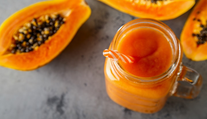 他把木瓜切成片贴在脚上，然后神奇的事情发生了！