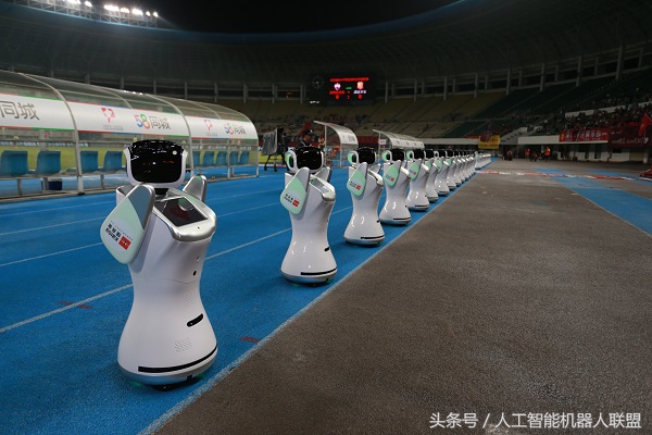 会踢足球的机器人,有攻击力会跳舞的机器人