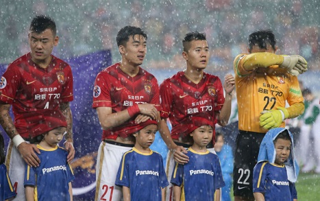 中国球员为球童挡雨,球星为球童挡雨