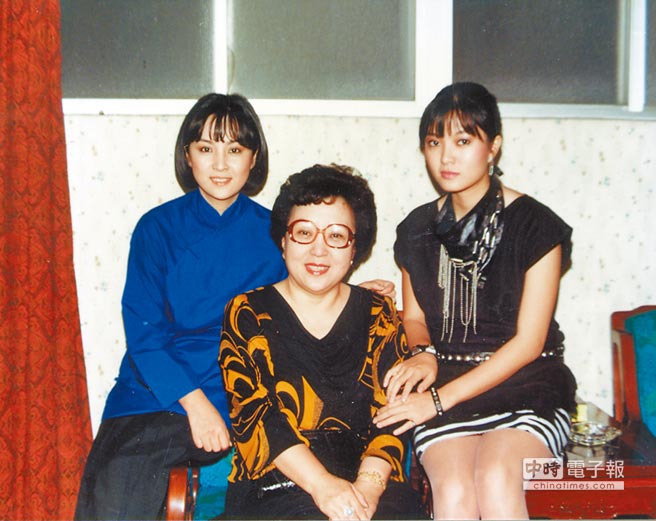 她是甄珍的妹妹，曾经的清纯让邱淑怡黯然失色，现在却疾病缠身