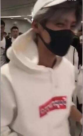 鹿晗机场喝醉酒走路踉踉跄跄陈赫在一旁搀扶？真相让人心疼