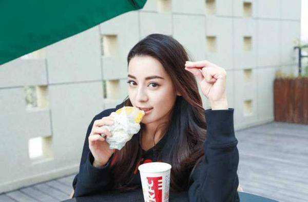 杨颖跑男刚复出迪丽热巴就被“*规则潜**”了！