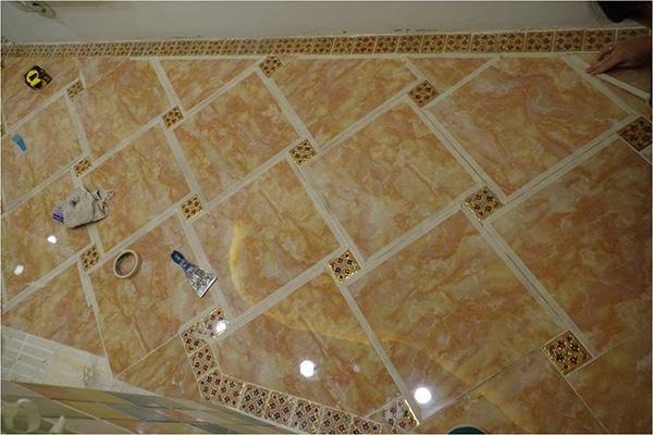 贴瓷砖跟师傅说做美缝,瓷砖做美缝前要刷漆吗