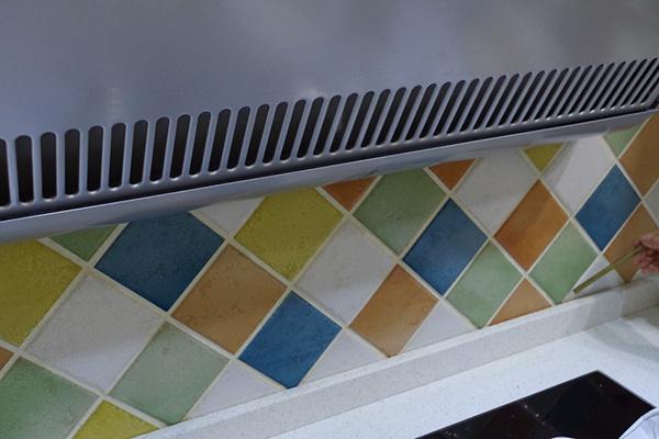 贴瓷砖跟师傅说做美缝,瓷砖做美缝前要刷漆吗