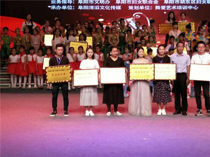 阜阳电视台演播大厅来了一群可爱的公益小天使