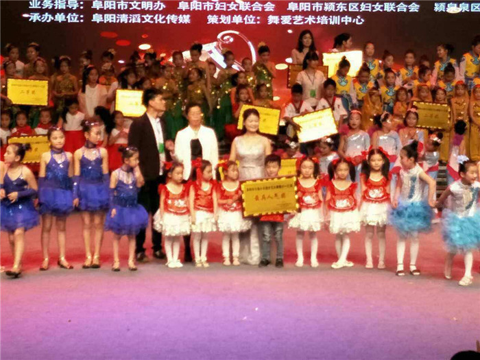 阜阳电视台演播大厅来了一群可爱的公益小天使