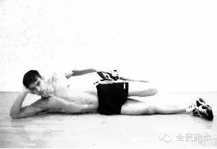 跑步前拉伸动作女生完整版,跑步后要做什么拉伸动作才不伤腿