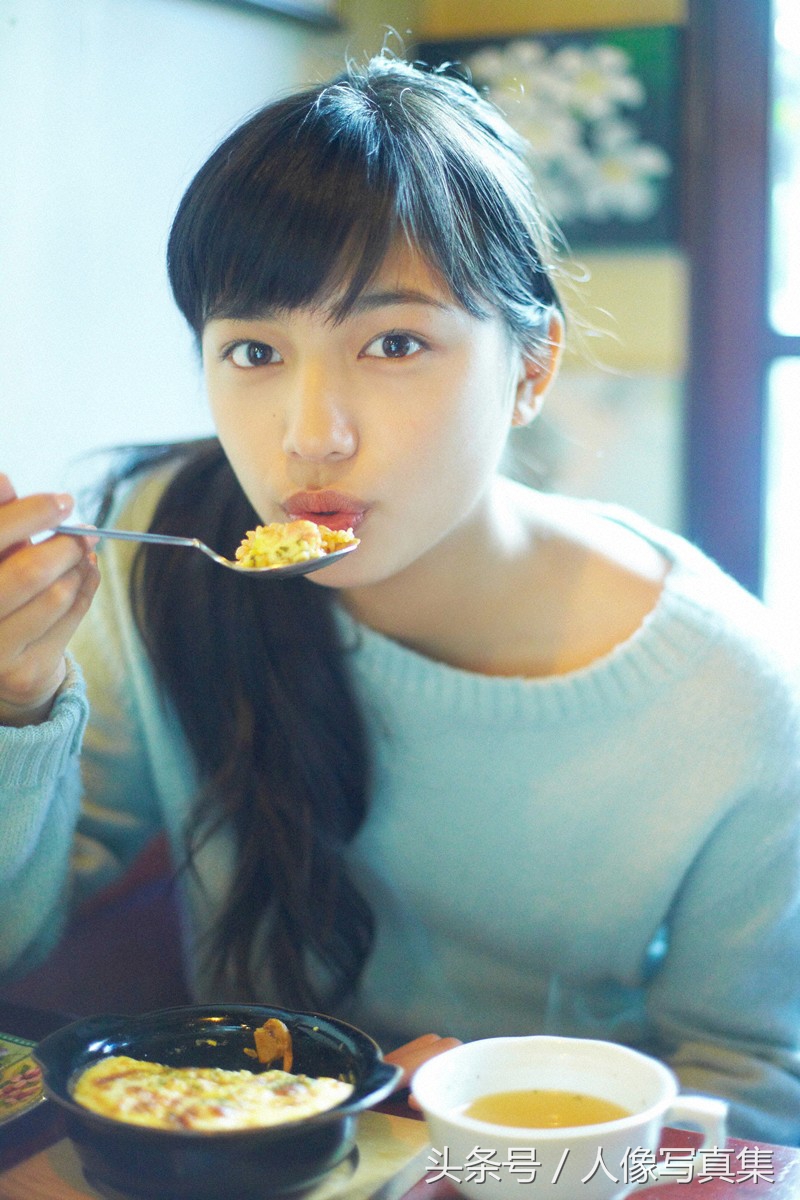 日本模特川口春奈的家中摄影人像写真集